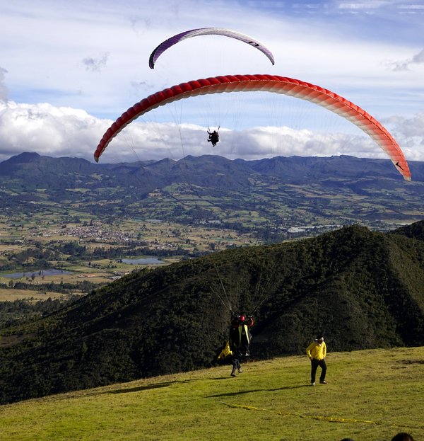 Quels sont les meilleurs spots pour faire du parapente au-dessus des Alpes suisses?